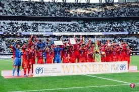 大谷翔平在 2023 年 9 月宣布接受手肘手术，天使球迷通过标语表达对其的感谢